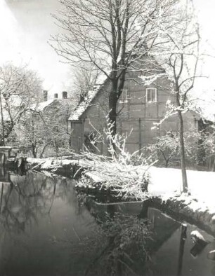 Breunsdorf. Dorfgraben mit Wohnhäusern