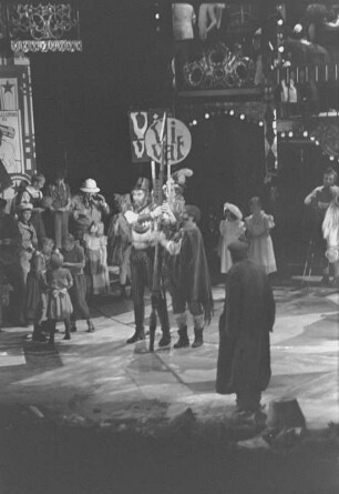 Szenenbilder aus "Don Quichotte", Comédie-héroique in fünf Akten von Jules Massenet nach Miguel de Cervantes. Komische Oper Berlin, Premiere 03.10.1971. Mit der Rosinante von Eddy Fischer.