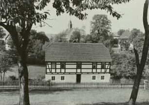 Kleinröhrsdorf. Blick auf Fachwerkhaus und Kirche