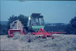 Fotografie: Geräteträger, Frontanbau, Kreiselschwader, Hochdruckpresse, Heckanbau, Heuernte, Heuwerbung
