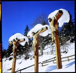Mittenwald: drei Kreuze am Kalvarienberg, im Schnee