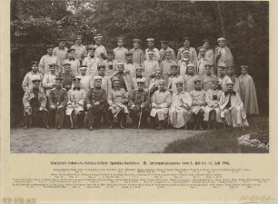 Teilnehmer (ca. vierundvierzig Personen) am Lehrkurs der Infanterie-Schiessschule Spandau vor Wald teils stehend, teils sitzend