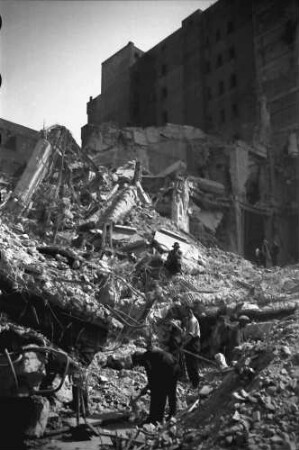 Bukarest: Bomben auf Bukarest, Schutthaufen des [Verlagshauses] Cartea Romanesca, vor der Ecke der Calea Victoriei