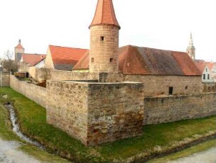 Stadtbefestigung-Stadtmauer - Bürgerturm (Büchsenscharten) mit Vorwerk von Südwesten (mit innerer und äußerer Stadtmauer)