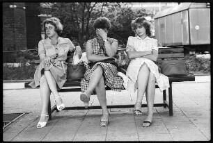 Drei Damen auf der Bank