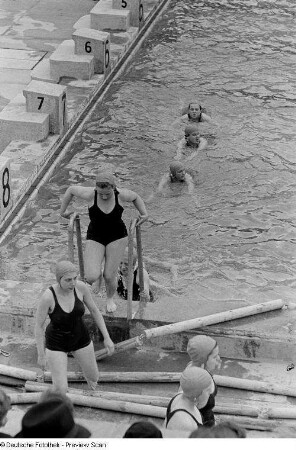 Wettkampf im Synchronschwimmen im Schwimmstadion an der Stalinallee (heute: Jahnallee)