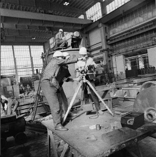 Rudisleben. VEB Chemieanlagenbau Erfurt - Rudisleben. Werkhalle, Behälterbau. Mitglieder des betrieblichen Filmzirkels bei Dreharbeiten mit der Schmalfilmkamera
