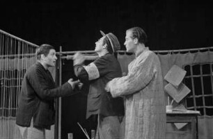 Szenenbilder aus "Hirse für die Achte", altes chinesisches Volksstück mit N. Christian, R. Schelcher, H. Schubert, L. M. Weber, J. Kamper, F. Düren, F. Gnaß, Berliner Ensemble, 1954