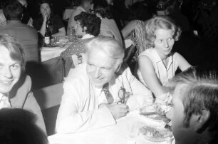 24. Tagung 1974 Chemiker; Studentenabend mit den Nobelpreisträgern: Tisch mit Gerhard Herzberg und Frau Herzberg