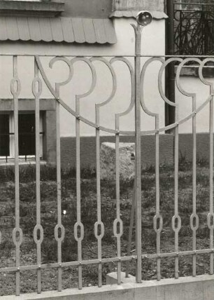 Dresden-Neustadt, Arndtstraße 5. Wohnhaus (1899). Detail der Einfriedung