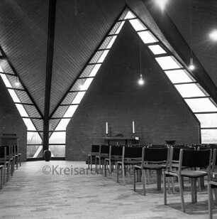 Rethwischdorf: Christuskirche: Innenansicht: Blick über Gestühl auf Altarraum hinten rechts: links Dachbinder mit anschließendem Fensterbereich