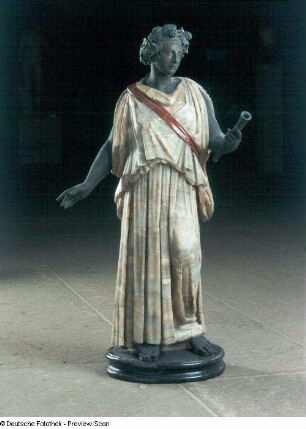 Weibliche Gewandstatuette : Weibliche Gewandstatuette. Alabaster, roter und schwarzer Kalkstein, Bronze; 108 x 54 x 42 cm (17. Jh.). Dresden: Skulpturensammlung Hm 193a