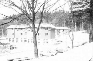 Freiburg: Neubau Jugendherberge im Schnee, nahe