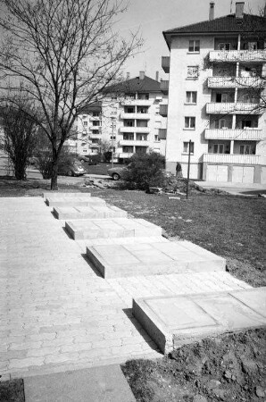 Bau von Abstellplätzen für Müll-Großbehälter zwischen den Wohnblocks der Volkswohnung im Mühlburger Feld.