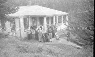 Selbstversenkung des Hochseepassagierdampfers "Columbus" am 19. Dezember 1939, Besatzungsangehörige im Internierungslager auf Angel Island, Kalifornien, auf der Veranda