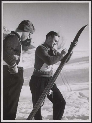 Hitlerjungen beim Präparieren en der Skier