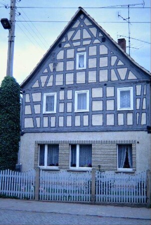 giebelständiges Haus am Dorfplatz, OG Fachwerk, Vorgarten