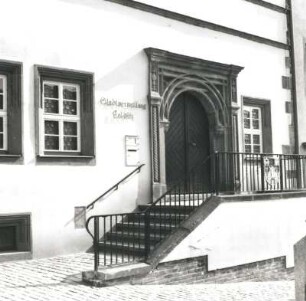 Colditz, Markt 1. Rathaus (1540 vollendet, 1650/1657). Fenster (EG) und Portal mit Treppenaufgang