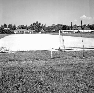 Sporteinrichtungen: Sportanlage am Kortenkamp: vorn Wiese: dahinter Zaun: rechts Fußballtor: dahinter Hauptspielfeld: hinten links Sportlerheim: dahinter Wohnhäuser und Bäume