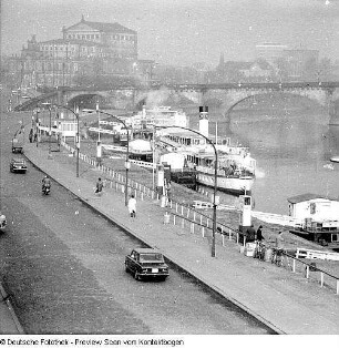 Brühlsche Terrasse (Baustelle Hotel Hilton, Terrassenufer mit Dampferanlegestelle, neue Carolabrücke, Hochwasser, Rietscheldenkmal, Freitreppe, Cafés, Autos)