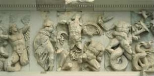 Pergamonaltar, Nordfries - Ausschnitt: Der Dioskur Kastor wird von einem Giganten in den Arm gebissen, sein Bruder Polydeukes eilt ihm zu Hilfe