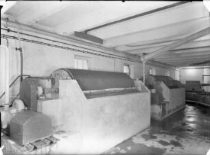 Roßwein-Niederstriegis-Grunau. Kartonfabrik Franz Reinelt. Maschinenraum (Teilansicht)