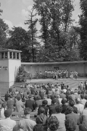 Eine Tanzveranstaltung auf der Freilichtbühne im Clara-Zetkin-Park