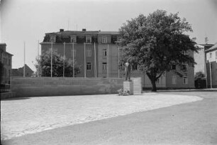 Weimar. Platz der 51.000. Ansicht mit Thälmanndenkmal (1958; W. Arnold)