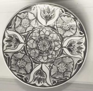 Schale mit Blumenmotiven