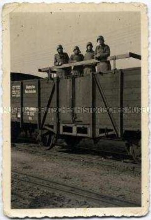Kleinformatiges Foto einer Soldatengruppe beim Eisenbahntransport - Personenkonvolut