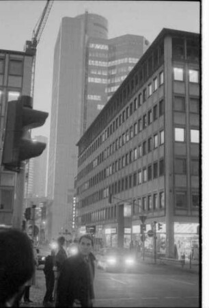 Frankfurt: Nächtliche Mainzer Straße mit Hochhaus