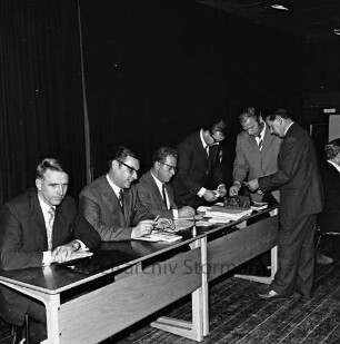 Erich Reinke: Wahl: Aula der Realschule: Wahlausschuss: am Tisch Erster Stadtrat Hans-Heinrich Gaycken, Bürgervorsteher Willi Schacht, Stadtvertreter Oswald Kühnert, Hans-Peter Gericke und Hans Andresen, 9. November 1971