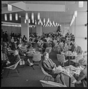Gäste im Café im Gaststättenkomplex Lindencorso, 1966. SW-Foto © Kurt Schwarz.