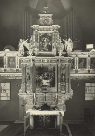 Sebnitz. Evangelisch-lutherische Peter-Pauls-Kirche. Altar, Hauptbild Abendmahl, bez. 1586 von Martin Kotte aus Schandau, darüber Kreuzabnahme