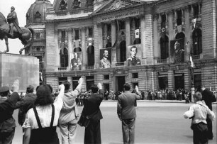 Bukarest: Rumäniens Befreiung seiner Gebiete, Absingen der Nationalhymne, Schlossplatz (Palatul Regal)