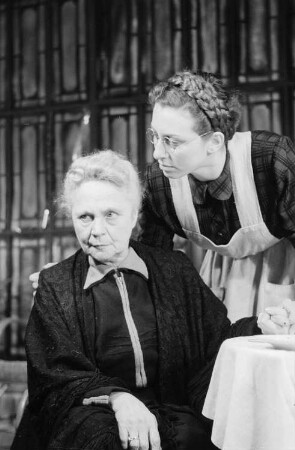 Theater am Schiffbauerdamm Berlin: "Der Fall Paul Eszterag" : Szene mit Margarete Kupfer (links) und Susanne Wisten (rechts)