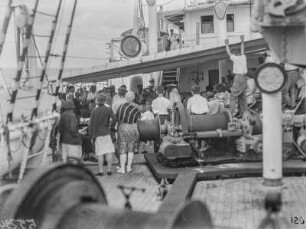 Kinderfest : Blick auf die Passagiere des Dampferst Usambara auf Deck beim Kinderfest