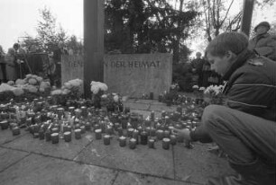 Gedenkstunde der Sudetendeutschen Landsmannschaft beim Denkmal für die Vertriebenen auf dem Karlsruher Hauptfriedhof an Allerheiligen