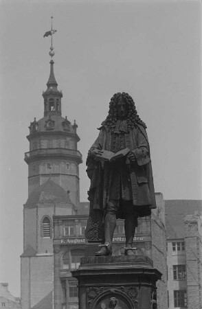 Ansicht des Leibnitzdenkmals, im Hintergrund die Nikolaikirche