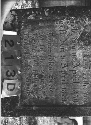 Grabstein 213 (Index: 100009130) Zustand: obere Hälfte und Rückseite abgebröckelt Maße HxBxT: 162x74x33 cm: Grabstein 213D
