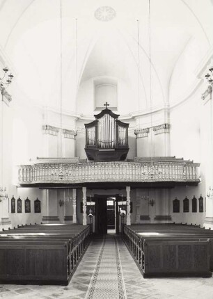 Nebelschütz, Kirche. Inneres mit Jehmlich-Orgel : Nebelschütz. Kirche St. Martini Episcopi Confessaris (1744). Inneres durch das Schiff nach Westen zur Orgelempore mit zweimanualiger Orgel von Jehmlich Orgelbau (um 1930)