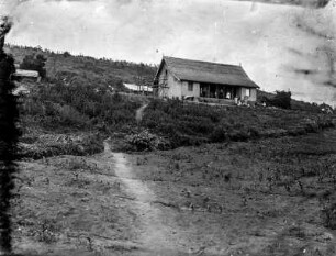 Holzhaus : Blick auf ein Holzhaus an einem Hang