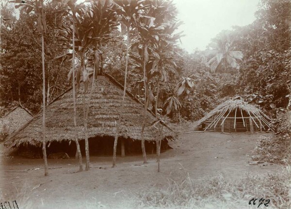 "Maison des femmes. Malekula". (OT)