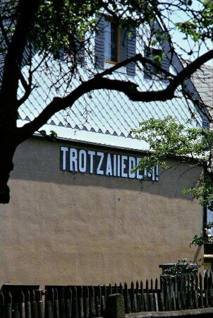 Bauernhaus mit Inschrift "TROTZ ALLEDEM" (hier wurde mit Hilfe des Sportvereins gebaut, obwohl eigentlich nicht gebaut werden sollte; Familie Mädler)