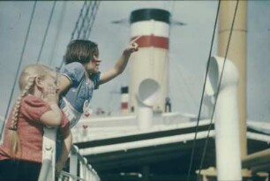 Zwei Mädchen an der Reling des Passagierschiffes "Reliance"