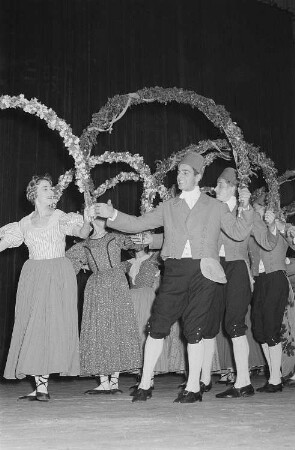 Darbietung der Tanzgruppe des Ensembles der NVA Erich Weinert (EWE) anlässlich des II. Deutschen Turn- und Sportfestes