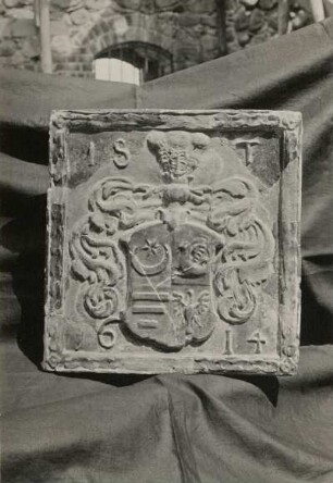 Trakai. Burg. Ofenkachel mit Wappen und Jahreszahl 1614, grün glasiert