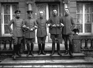 Erster Weltkrieg : Gruppenbild deutscher Militärs auf den Stufen vor einer Villa