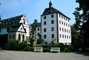 Gesamtansicht der unregelmäßigen Vierflügelanlage des Schlosses