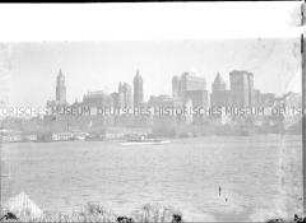 Blick auf den Hafen und die Skyline von Manhattan, New York